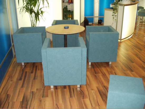 Abgeh�ngte Stoffdecke Leuchts�ule und Leuchtwand mit Leuchttheke und farblich abgestimmten Barhockern und Sesseln eigens f�r den Messestand hergestellt