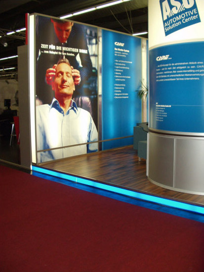 Abgeh�ngte Stoffdecke Leuchts�ule und Leuchtwand mit Leuchttheke und farblich abgestimmten Barhockern und Sesseln eigens f�r den Messestand hergestellt