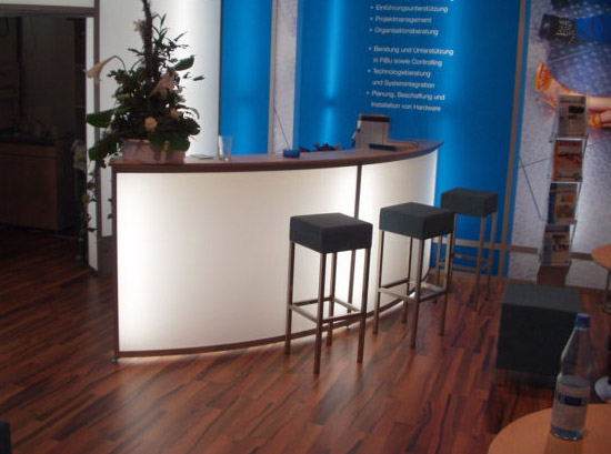 Abgeh�ngte Stoffdecke Leuchts�ule und Leuchtwand mit Leuchttheke und farblich abgestimmten Barhockern und Sesseln eigens f�r den Messestand hergestellt