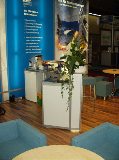 Abgeh�ngte Stoffdecke Leuchts�ule und Leuchtwand mit Leuchttheke und farblich abgestimmten Barhockern und Sesseln eigens f�r den Messestand hergestellt