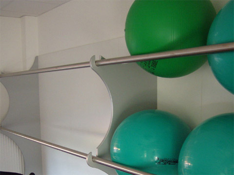 Objekteinrichtung Fitnessstudio mit Empfangstheken, Glasschiebet�ren, Spinden, Schr�nken, Spiegelwand, Ballregal, Garderoben