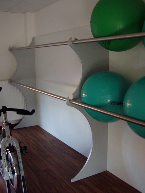 Objekteinrichtung Fitnessstudio mit Empfangstheken, Glasschiebet�ren, Spinden, Schr�nken, Spiegelwand, Ballregal, Garderoben