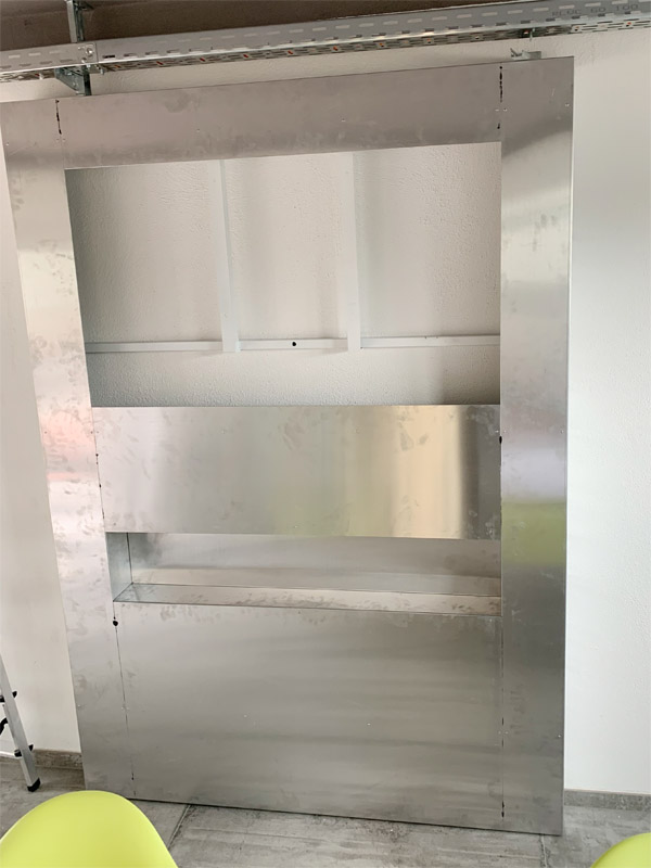 Blechm�bel Absorberschaum Falz belegt Mit integriertem Monitor und Schallschluck