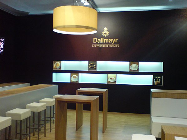 Messestand mit Loungebank Saragossa, Theke, Stehtische, Barhocker, Beleuchtung uvm.