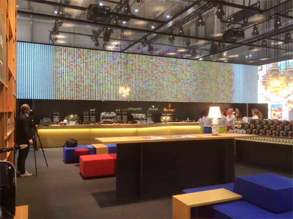 Beamerwand aus ca. 7500 Tassen Pr�sentationsregale, Loungem�bel, Deckenleuchten aus Tassen und Kaffel�ffeln