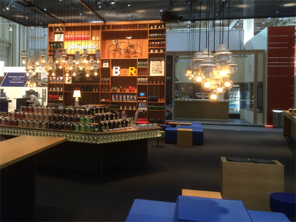 Beamerwand aus ca. 7500 Tassen Pr�sentationsregale, Loungem�bel, Deckenleuchten aus Tassen und Kaffel�ffeln