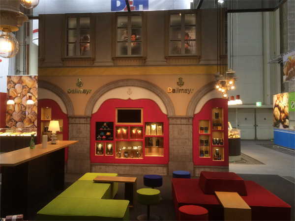 Beamerwand aus ca. 7500 Tassen Pr�sentationsregale, Loungem�bel, Deckenleuchten aus Tassen und Kaffel�ffeln