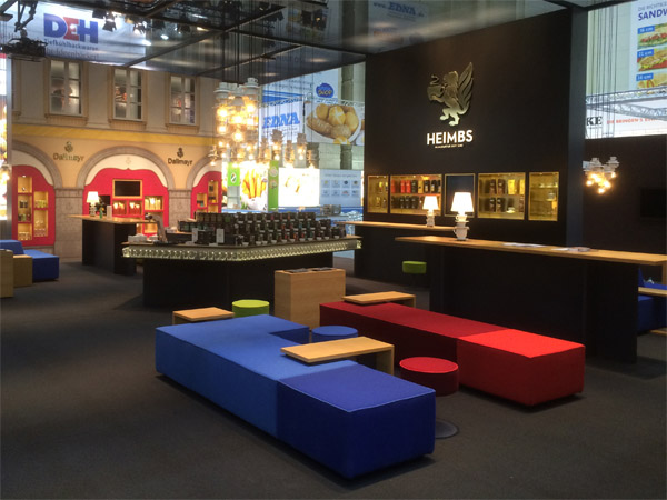 Beamerwand aus ca. 7500 Tassen Pr�sentationsregale, Loungem�bel, Deckenleuchten aus Tassen und Kaffel�ffeln