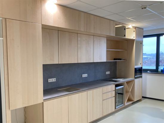 Einbauküche Birke mit Schränken, Tischen, Ablage, Geräten, Auszügen