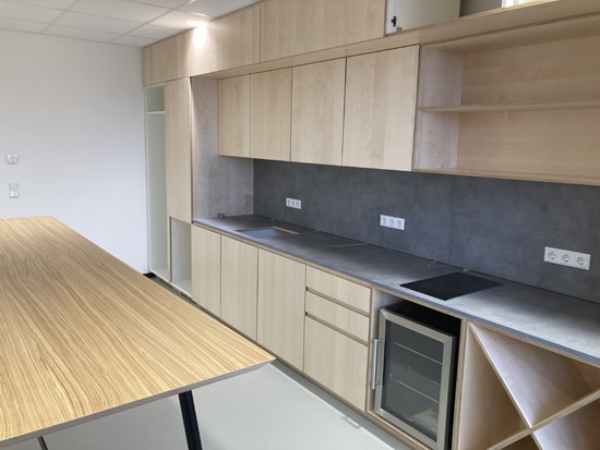 Einbauküche Birke mit Schränken, Tischen, Ablage, Geräten, Auszügen