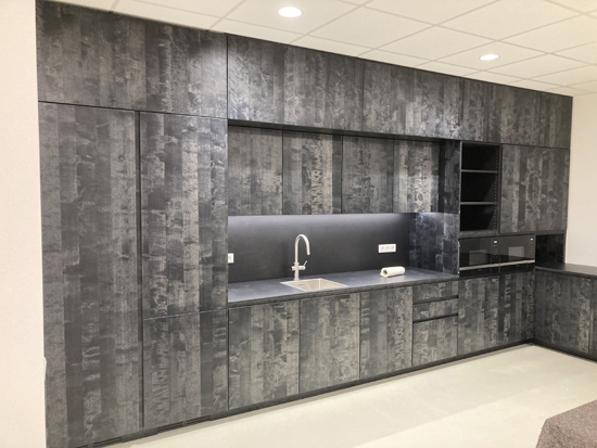 Einbauküche Birke mit Schränken, Tischen, Ablage, Geräten, Auszügen