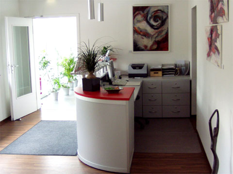 Objekteinrichtung Fitnessstudio mit Empfangstheken, Glasschiebet�ren, Spinden, Schr�nken, Spiegelwand, Ballregal, Garderoben