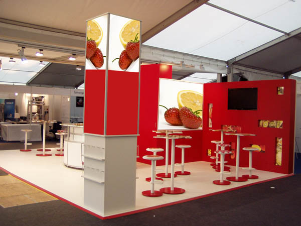 Messestand f�r Lebensmitteldiscounter mit Freiformdrucken: Theke, St�hle, Hocker, W�nde, Stehtische, Prospektst�nder