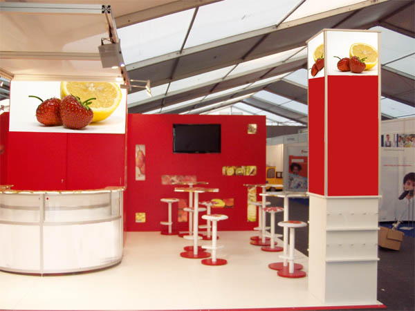 Messestand f�r Lebensmitteldiscounter mit Freiformdrucken: Theke, St�hle, Hocker, W�nde, Stehtische, Prospektst�nder
