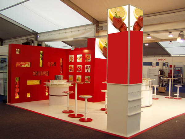 Messestand f�r Lebensmitteldiscounter mit Freiformdrucken: Theke, St�hle, Hocker, W�nde, Stehtische, Prospektst�nder