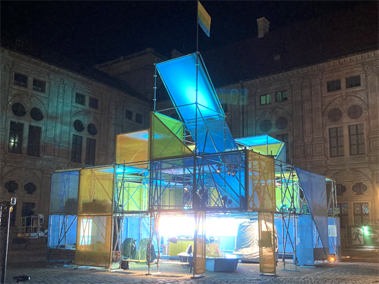 Freihstehender Open Space Messestand f�r das Bayrische Staatsministerium Wohnen, Bau und Verkehr auf der IAA Mobility 2021 vor der Staatskanzlei