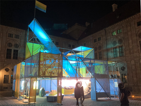 Freihstehender Open Space Messestand f�r das Bayrische Staatsministerium Wohnen, Bau und Verkehr auf der IAA Mobility 2021 vor der Staatskanzlei