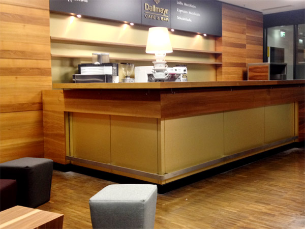 Tische Nussbaum, Theke Nussbaum Alu Gold eloxiert Sitzecke mit B�nken, Beistelltischen, Hockern