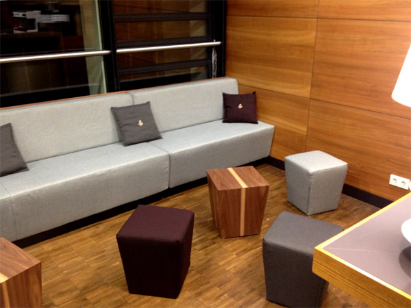 Tische Nussbaum, Theke Nussbaum Alu Gold eloxiert Sitzecke mit B�nken, Beistelltischen, Hockern