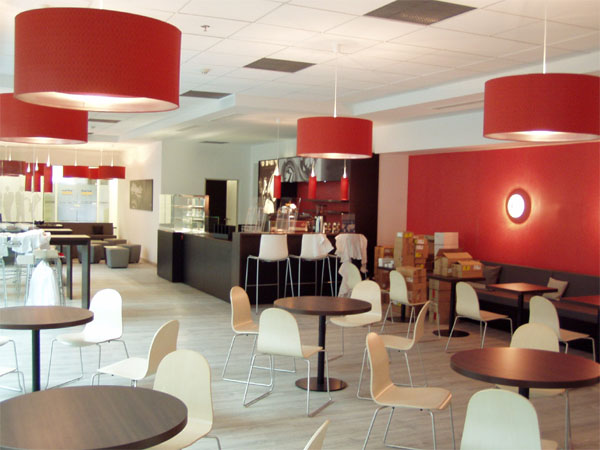 Objekteinrichtung Kaffeebar mit Theke, Leuchtelementen, St�hlen, Tischen, Stehtischen, Loungeecke, Beleuchtung