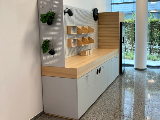 Objekteinrichtung K&uuml;che mit K&uuml;hlschrankverkleidung, Arbeitsplatte, Regalen, abschlie&szlig;baren Schr&auml;nken, M&uuml;llsammler, Becherhalter