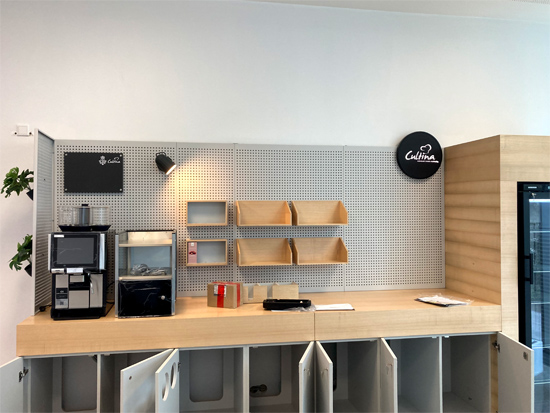 Objekteinrichtung K&uuml;che mit K&uuml;hlschrankverkleidung, Arbeitsplatte, Regalen, abschlie&szlig;baren Schr&auml;nken, M&uuml;llsammler, Becherhalter