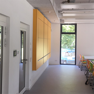 Klappladen mit Rahmen Einrichtung einer Mensa mit Klappladen f�r die K�che Objekteinrichtung