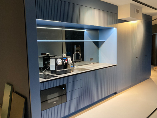 Einbauküche Lamelle mit Schränken, Tischen, Ablage, Geräten, Auszügen und Küchentheke