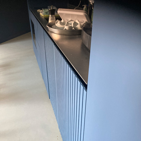 Einbauküche Lamelle mit Schränken, Tischen, Ablage, Geräten, Auszügen und Küchentheke