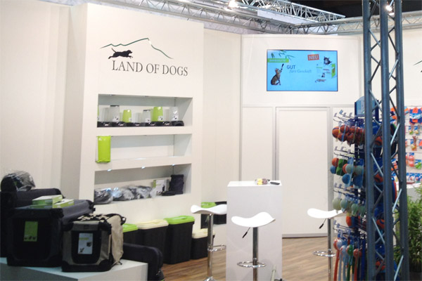 ca. 6m x 6m mit Kabine gro�er LCD Bildschirm
Stehtischen, Laminat, Barhocker, Podesten, Beleuchtung, Traversen... 