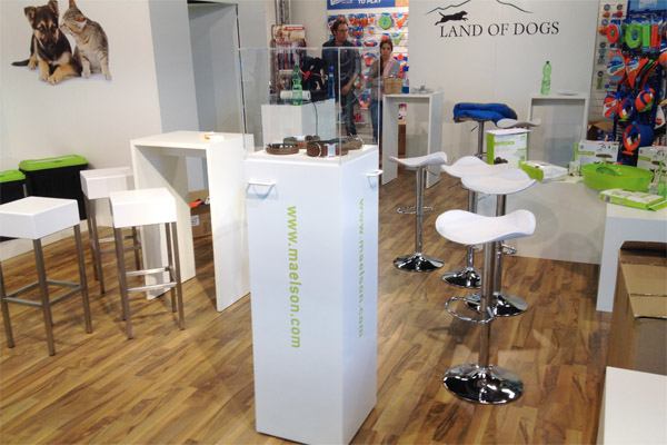 Messestand ca. 8m x 6m mit Kabine gro�er LCD Bildschirm
Stehtischen, Laminat, Standvitrine, Barhocker, Podesten, Beleuchtung, Traversen... 