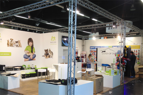 Messestand ca. 8m x 6m mit Kabine gro�er LCD Bildschirm
Stehtischen, Laminat, Standvitrine, Barhocker, Podesten, Beleuchtung, Traversen... 