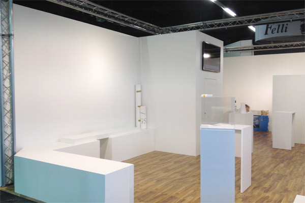 Messestand ca. 8m x 6m mit Kabine gro�er LCD Bildschirm
Stehtischen, Laminat, Standvitrine, Barhocker, Podesten, Beleuchtung, Traversen... 