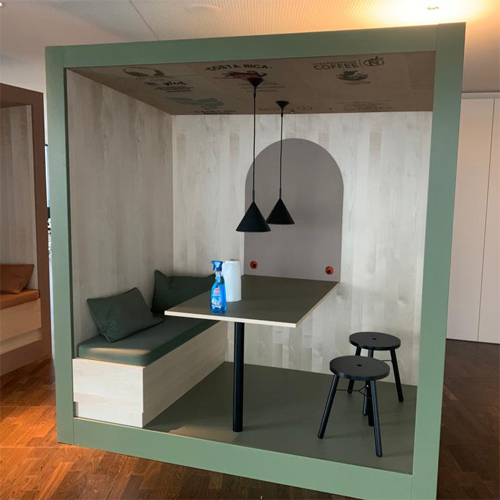 Loungecontainer, Container, Separee, Exklusivbereich, VIP, Kommunikationstheke, Terrazo Optik, Kunststeinplatte, Pagode, Vorhänge