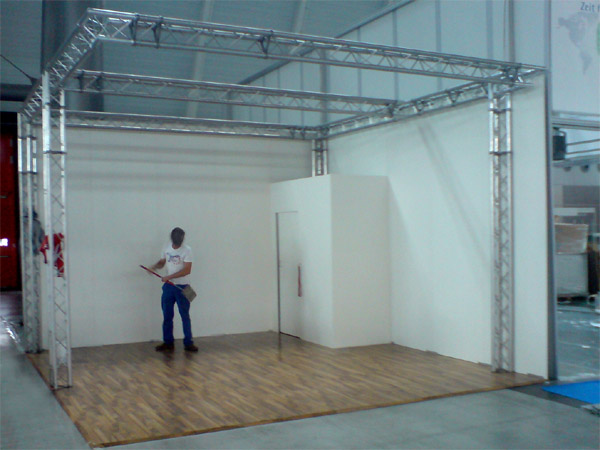 Systemmessestand 5x7m
mit Traversen, Stellw�nden, Kabine und Laminatboden