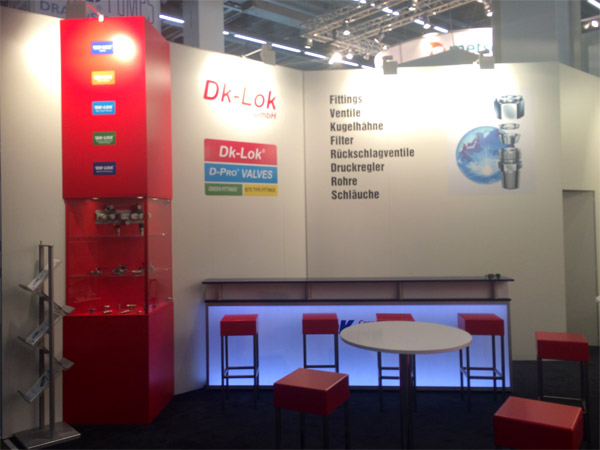 Messestand mit Barhocker, Leuchttheke, Loungehocker und Bank Serie Sinsheim
Eckvitrine Offenburg, Beleuchtung...