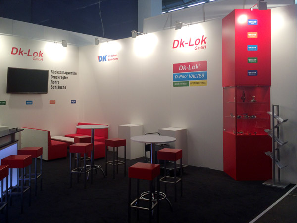 Messestand mit Barhocker, Leuchttheke, Loungehocker und Bank Serie Sinsheim
Eckvitrine Offenburg, Beleuchtung...