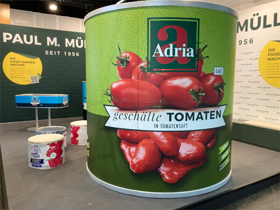 Wände aus Spannrahmensystem mit Thermosublimationsdruck<br>Mit M&ouml;belserie Sonderanfertigung Dose (Hocker, Tische, Bank)