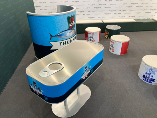 Wände aus Spannrahmensystem mit Thermosublimationsdruck<br>Mit M&ouml;belserie Sonderanfertigung Dose (Hocker, Tische, Bank)