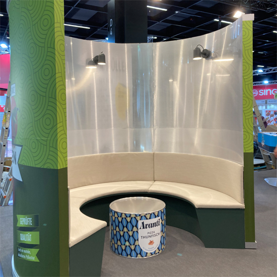 Wände aus Spannrahmensystem mit Thermosublimationsdruck<br>Mit M&ouml;belserie Sonderanfertigung Dose (Hocker, Tische, Bank)