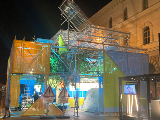 Freihstehender Open Space Messestand für das Bayrische Staatsministerium Wohnen, Bau und Verkehr auf der IAA Mobility 2023 in der Innenstadt