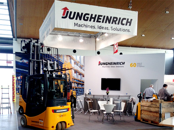 Messestand mit Digitaldrucken, Deckendisplay, Theke, Leuchtelementen, St�hlen, Tischen, Stehtischen, Beleuchtung