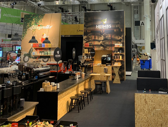 Messestand Kaffeewerkstatt 2023 Mit Theke Bewegung, Hocker Puff, Bank Kaffeewerkstatt, Grafikw&auml;nden, Teehaus, Regalen und vielem mehr
