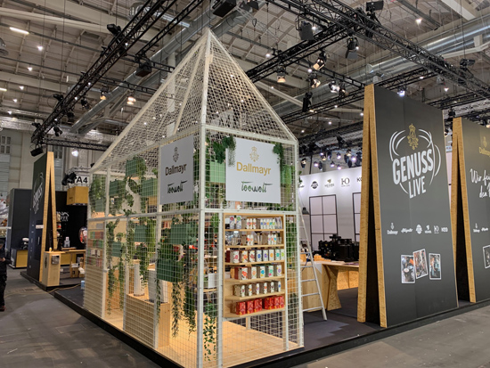 Messestand Kaffeewerkstatt 2023 Mit Theke Bewegung, Hocker Puff, Bank Kaffeewerkstatt, Grafikw&auml;nden, Teehaus, Regalen und vielem mehr