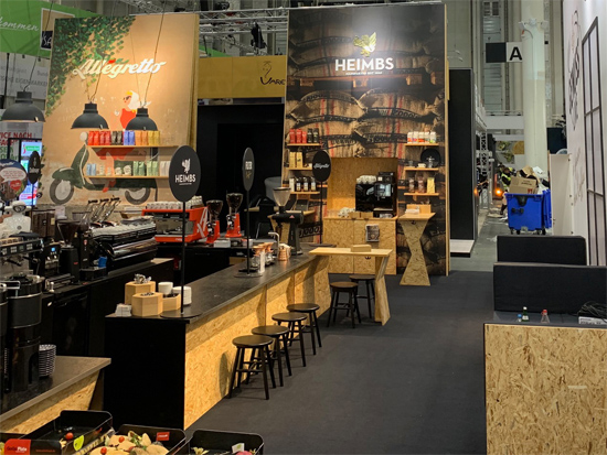 Messestand Kaffeewerkstatt 2023 Mit Theke Bewegung, Hocker Puff, Bank Kaffeewerkstatt, Grafikw&auml;nden, Teehaus, Regalen und vielem mehr