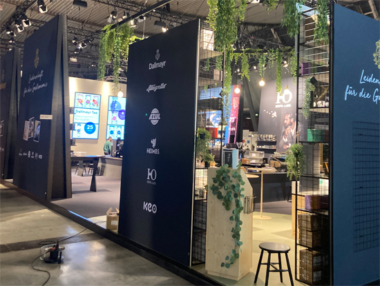 Messestand Kaffeewerkstatt 2024 Mit Theke Bewegung, Hockern , Bänken, Kaffeewerkstatt, Grafikw&auml;nden, Theke mit Fließen, Regalen und vielem mehr