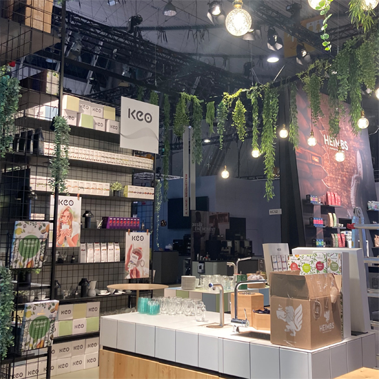 Messestand Kaffeewerkstatt 2024 Mit Theke Bewegung, Hockern , Bänken, Kaffeewerkstatt, Grafikw&auml;nden, Theke mit Fließen, Regalen und vielem mehr