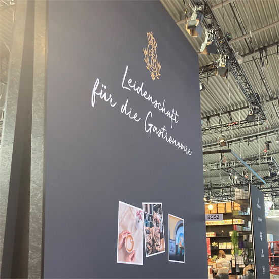 Messestand Kaffeewerkstatt 2024 Mit Theke Bewegung, Hockern , Bänken, Kaffeewerkstatt, Grafikw&auml;nden, Theke mit Fließen, Regalen und vielem mehr