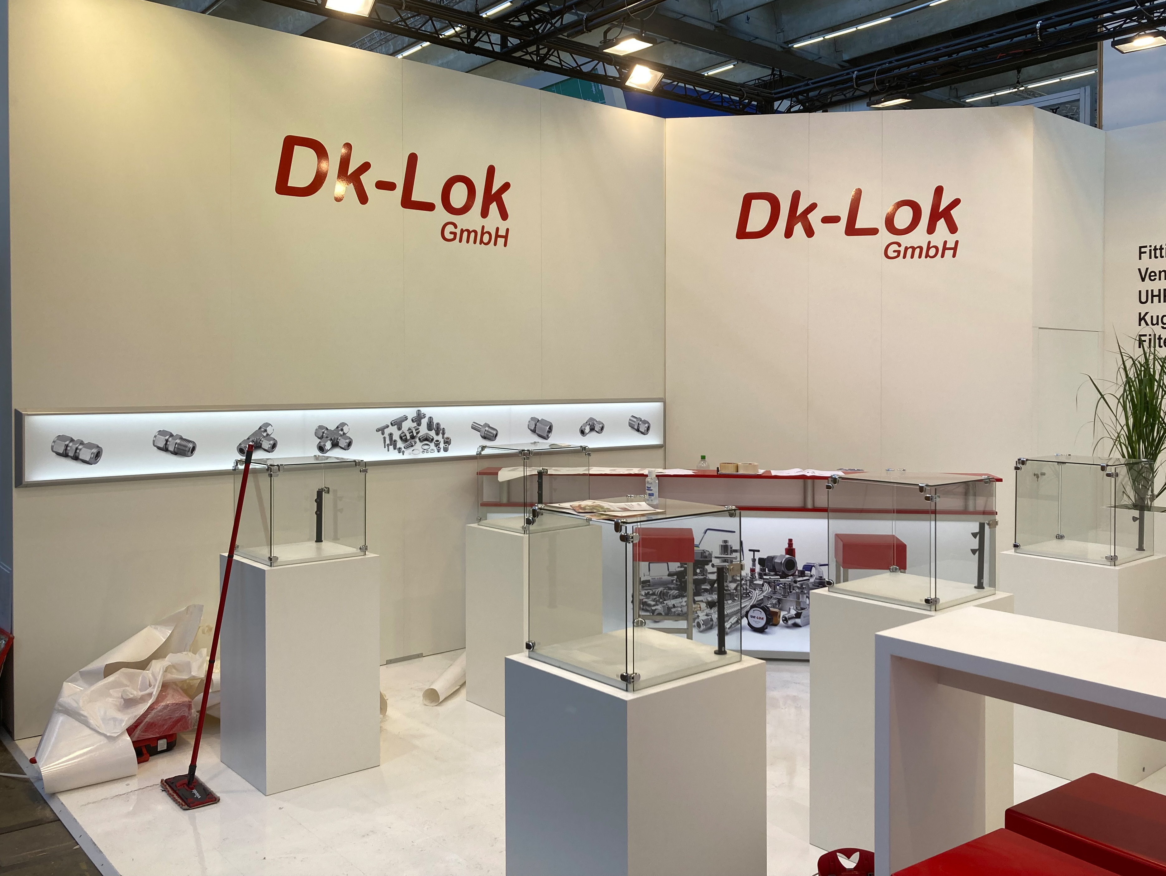 Messestand mitn Leuchtblednde Barhocker, Leuchttheke, Loungehocker und Bank Serie Sinsheim
Eckvitrine Offenburg, Beleuchtung...