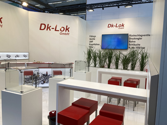 Messestand mitn Leuchtblednde Barhocker, Leuchttheke, Loungehocker und Bank Serie Sinsheim
Eckvitrine Offenburg, Beleuchtung...